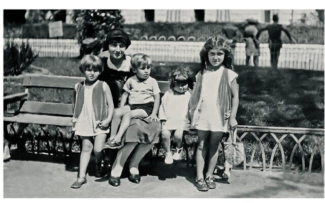 Denise, Yvonne, Jean, Simone et Madeleine Jacob, à Nice en 1929. (Crédit : ©Archives familles Veil et Vernay)