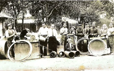 Moshe Gildenman (au centre, avec une cravate) devant son usine de ciment avec ses employés et ses enfants, au début des années 1930. (Autorisation de Yousef (Seffi) Hanegbi)