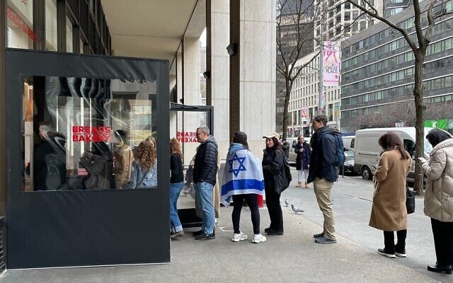 Une file d'attente s'étend devant la porte de la boulangerie Breads Bakery à New York, le 9 janvier 2026. (Crédit : Jackie Hajdenberg/JTA)