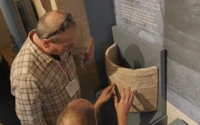 Un très rare vase en pierre vieux de 2 000 ans, découvert en Galilée, est exposé pour la première fois dans le cadre de l'exposition « De la grande assemblée à la Knesset » à la Knesset de Jérusalem à l'occasion du 60e anniversaire des lieux, en février 2026. (Emil Aladjem/Autorité israélienne des antiquités)