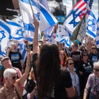 Des Israéliens protestent contre la refonte judiciaire à Times Square, à New York, alors que le Premier ministre Benjamin Netanyahu est en ville pour assister à l'Assemblée générale de l'ONU, le 19 septembre 2023. (Luke Tress/Times of Israel)