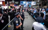 Illustration : La police sépare les manifestants pro et anti-Israël à New York, le 16 juin 2025. (Luke Tress/Times of Israel)