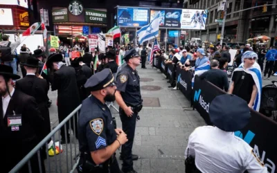 Illustration : La police sépare les manifestants pro et anti-Israël à New York, le 16 juin 2025. (Luke Tress/Times of Israel)
