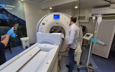 Une épée de croisé datant du XIIe siècle, découverte au large de la côte du Carmel lors d'une découverte annoncée le 22 février 2026, passe un scanner à l'hôpital Medica Elisha. (Crédit : Dr Eyal Berkowitz/Medica Diagnostics – Université de Haïfa) Une épée de croisé datant du XIIe siècle, découverte au large de la côte du Carmel lors d'une découverte annoncée le 22 février 2026, passe un scanner à l'hôpital Medica Elisha. (Crédit : Dr Eyal Berkowitz/Medica Diagnostics – Université de Haïfa)
