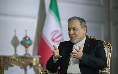 Le ministre iranien des Affaires étrangères Abbas Araghchi s'exprime lors d'une interview avec Al Jazeera à Téhéran. (Crédit : Ministère iranien des Affaires étrangères via ZUMA Press Wire, Reuters)