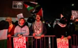 Des manifestants antisionistes à New York, le 8 janvier 2026. (Crédit : Luke Tress/Times of Israel)
