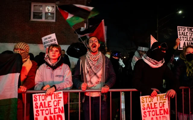 Des manifestants anti-sionistes devant une synagogue à New York, le 8 janvier 2026. (Luke Tress/Times of Israel) Des manifestants anti-sionistes devant une synagogue à New York, le 8 janvier 2026. (Luke Tress/Times of Israel)