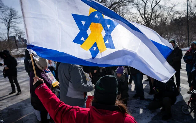 Le dernier rassemblement en faveur des otages israéliens, à Central Park, New York, le 1er février 2026. (Luke Tress/Times of Israel)