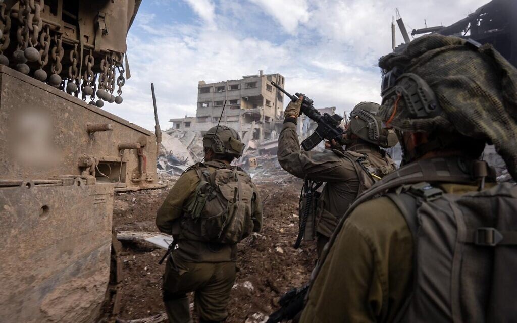 Les soldats de l'armée israélienne mènent une opération dans un cimetière de Gaza-City, à la recherche du corps du sergent-chef Ran Gvili, sur une photo diffusée le 27 janvier 2026. (Crédit : Armée israélienne)