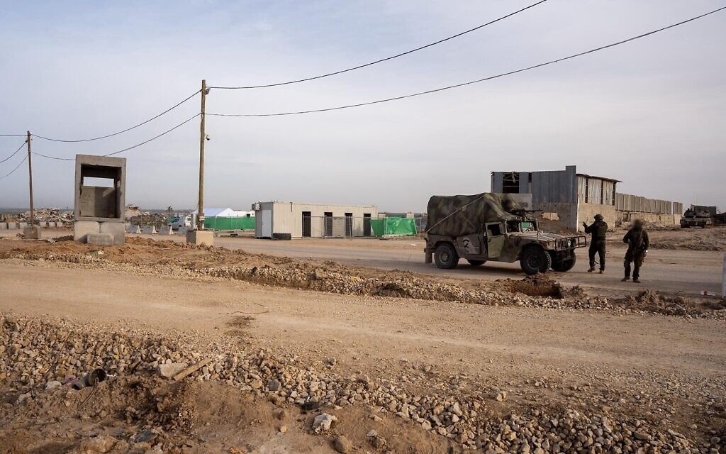 Un checkpoint de l'armée israélienne pour les Palestiniens entrant dans la bande de Gaza depuis l'Égypte est visible à Rafah, dans le sud de Gaza, juste à l'extérieur du poste-frontière de Rafah, sur une photo diffusée le 1ᵉʳ février 2026. (Crédit : Armée israélienne)