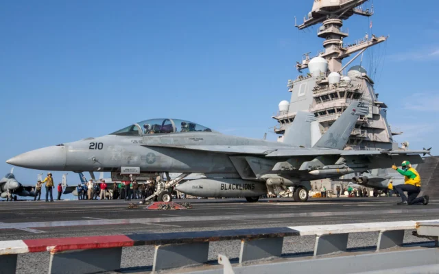 Sur cette image publiée par le département américain de la Défense, un F/A-18F Super Hornet décolle du pont d'envol du plus grand porte-avions du monde, l'USS Gerald R. Ford, en Méditerranée orientale, le 11 octobre 2023 (Crédit : Tajh Payne / Département américain de la Défense / AFP)