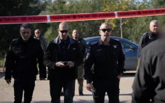 Le commissaire en chef de la police israélienne, Daniel Levy, sur les lieux d’un triple homicide à Suweid Hamira, le 5 février 2026. (Crédit : Police israélienne)
