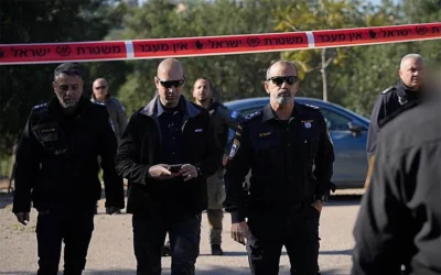 Le commissaire en chef de la police israélienne, Daniel Levy, sur les lieux d’un triple homicide à Suweid Hamira, le 5 février 2026. (Crédit : Police israélienne)