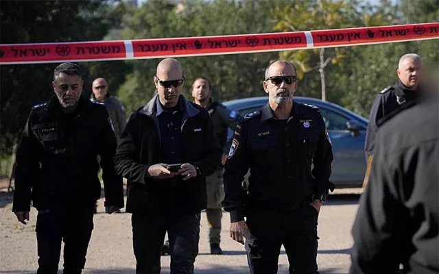 Le commissaire en chef de la police israélienne, Daniel Levy, sur les lieux d’un triple homicide à Suweid Hamira, le 5 février 2026. (Crédit : Police israélienne)