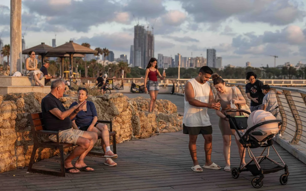Des gens près de la plage de Tel Aviv après l'entrée en vigueur du cessez-le-feu entre l'Iran et Israël, le 24 juin 2025. (Crédit : Avishag Shaar-Yashuv pour le New York Times)