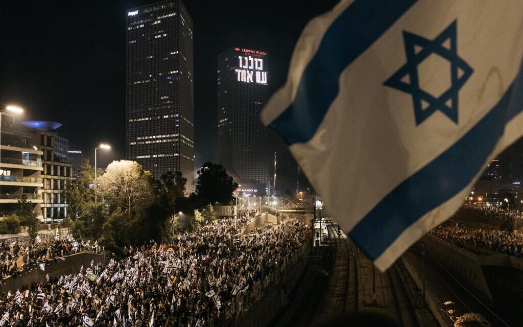 Un rassemblement anti-gouvernement, à Tel Aviv, en mars 2023. (Crédit : Avishag Shaar-Yashuv)