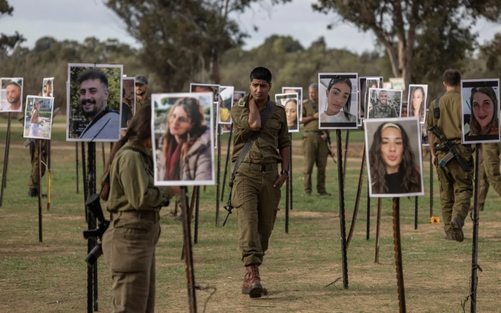 Des soldats de l'armée israélienne, devant le mémorial érigé en hommage aux victimes du Festival Nova du 7 octobre 2023. (Crédit : Avishag Shaar-Yashuv)