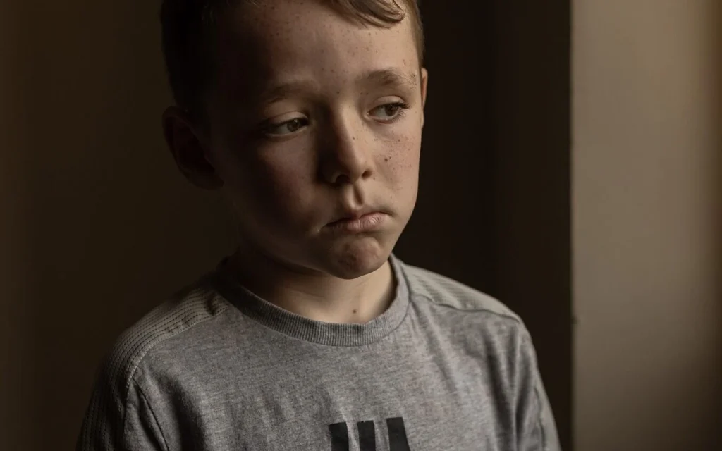 Stav Nitzan, 8 ans, survivant du pogrom perpétré par le groupe terroriste palestinien du Hamas le 7 octobre 2023, a été pris au kibboutz Maale HaHamisha le 22 octobre 2023 et a valu à Shaar-Yashuv le premier prix du concours « Photo de l'année 2024 » organisé par l'UNICEF. (Crédit : Avishag Shaar-Yashuv pour le New York Times)