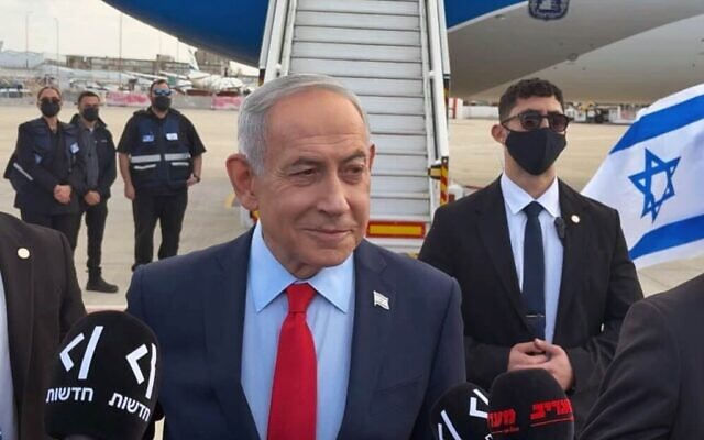 Le Premier ministre Benjamin Netanyahu s'adresse aux journalistes avant d'embarquer à bord du Wing of Zion à l'aéroport Ben Gourion, le 10 février 2026. (Crédit : Lazar Berman/Times of Israel)