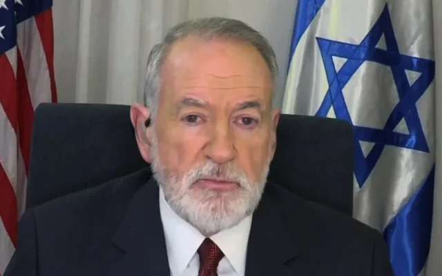 L'ambassadeur américain en Israël, Mike Huckabee, lors d'une interview avec PBS News, le 6 février 2025. (Capture d'écran/PBS via YouTube) L'ambassadeur américain en Israël, Mike Huckabee, lors d'une interview avec PBS News, le 6 février 2025. (Capture d'écran/PBS via YouTube)