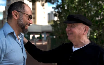 Le réalisateur Yoav Potash (à gauche) salue Yaacov Goldstein, l'un des derniers survivants juifs de Gniewoszów, en Pologne. (Autorisation : 8 Above via JTA)