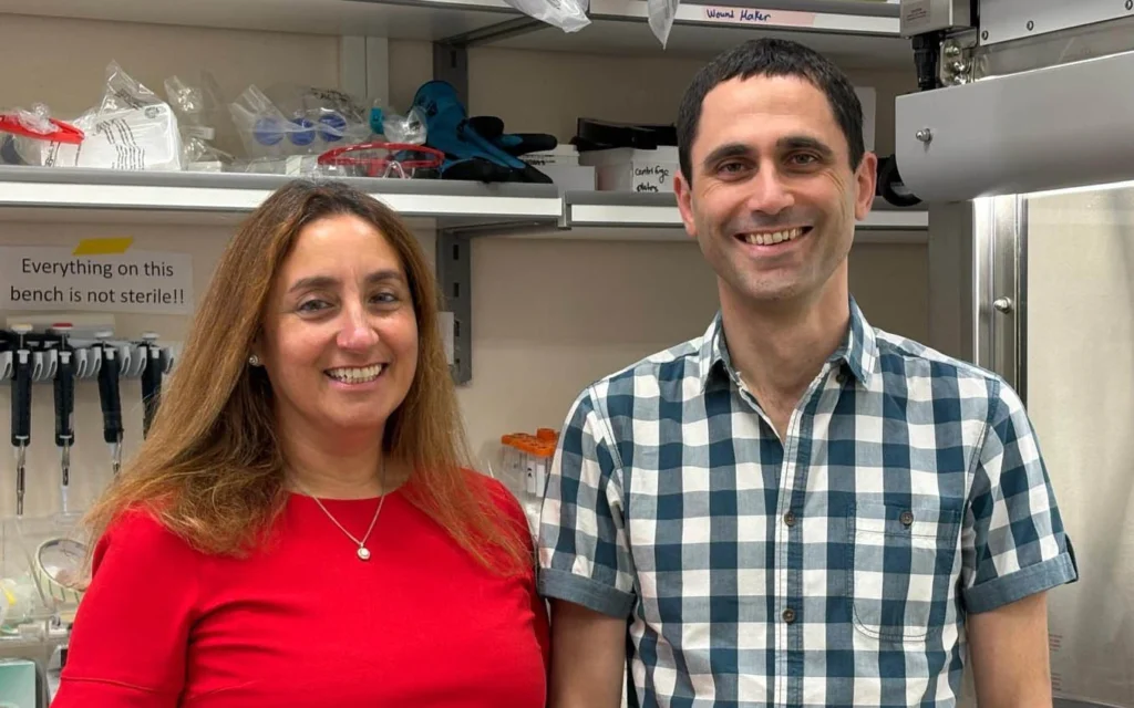 La professeure Ronit Satchi-Fainaro, à gauche, et le professeur Uri Ben-David de la faculté Gray des sciences médicales et de la santé de l'université de Tel Aviv. (Autorisation : Université de Tel Aviv) La professeure Ronit Satchi-Fainaro, à gauche, et le professeur Uri Ben-David de la faculté Gray des sciences médicales et de la santé de l'université de Tel Aviv. (Autorisation : Université de Tel Aviv)