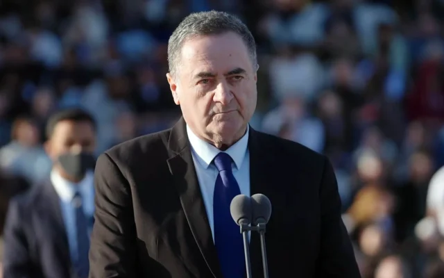 Le ministre de la Défense israélien Katz s'exprime lors d'une cérémonie de remise des diplômes à l'école d'officiers Bahad 1, dans le sud d'Israël, le 19 février 2026. (Crédit : Capture d'écran/Armée israélienne)