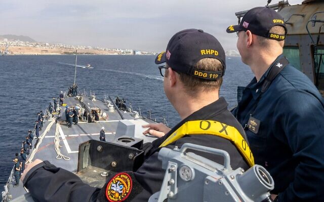 Le commandant Ezra Hatch, commandant du destroyer lance-missiles de classe Arleigh Burke USS Delbert D. Black (DDG 119), et le commandant Justin Crabb, commandant en second du Delbert D. Black, observant les marins alignés le long du bastingage lors d'une escale de routine prévue à Eilat, le 30 janvier 2026. (Crédit : US Navy/Mass Communication Specialist 1st Class Wendy Arauz)