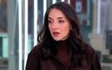 Lucy Aharish, présentatrice de la Treizième chaîne, s'exprimant lors du journal télévisé du soir, le 22 février 2026. (Crédit : Capture d'écran/Treizième chaîne)