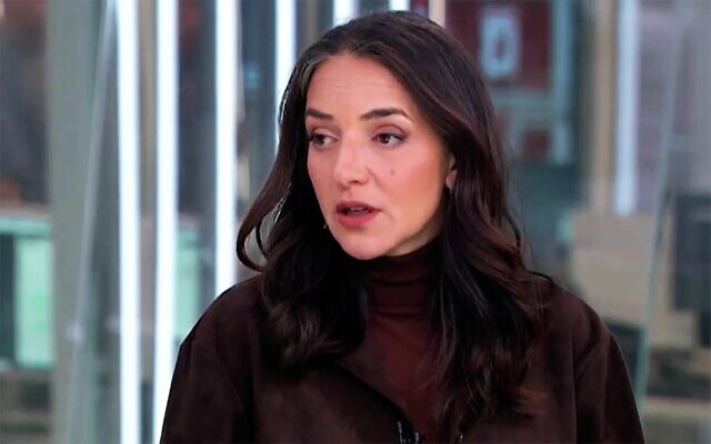 Lucy Aharish, présentatrice de la Treizième chaîne, s'exprimant lors du journal télévisé du soir, le 22 février 2026. (Crédit : Capture d'écran/Treizième chaîne)