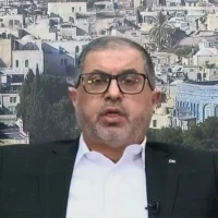 Bassem Naïm, membre haut placé du bureau politique du Hamas, s'exprimant lors d'une interview accordée à la chaîne qatarie Al-Araby le 18 septembre 2025. (Crédit : Capture d'écran/YouTube)