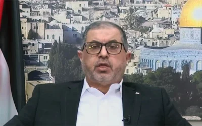 Bassem Naïm, membre haut placé du bureau politique du Hamas, s'exprimant lors d'une interview accordée à la chaîne qatarie Al-Araby le 18 septembre 2025. (Crédit : Capture d'écran/YouTube)