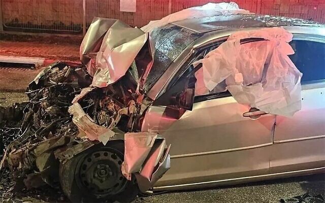 Les restes d'une voiture qui est entrée en collision avec un bus après que ses occupants ont été tués par balle dans le cadre d'une querelle entre deux familles mafieuses rivales, le 3 février 2026. (Crédit : Magen David Adom) Les restes d'une voiture qui est entrée en collision avec un bus après que ses occupants ont été tués par balle dans le cadre d'une querelle entre deux familles mafieuses rivales, le 3 février 2026. (Crédit : Magen David Adom)