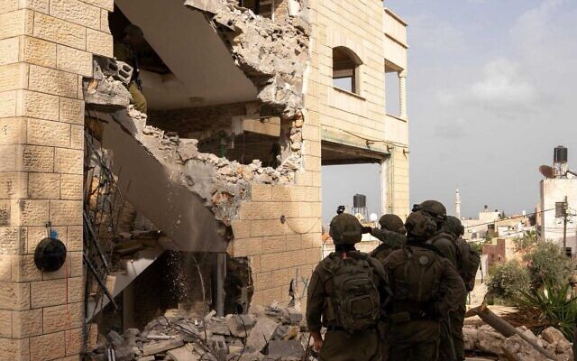 Des soldats de l'armée israélienne démolissant la maison d'un terroriste du Hamas, dans la ville de Silat al-Harithiya, en Cisjordanie, le 17 février 2026. (Crédit : Armée israélienne)
