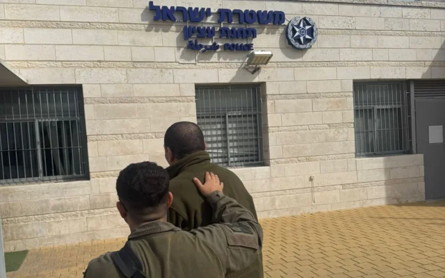 Un suspect palestinien originaire du village cisjordanien de Bayt Ula a été placé en détention le 12 février 2026, après avoir prétendument tenté de s'infiltrer dans l'implantation de Karmei Tzur le 6 février. (Crédit: Tsahal)