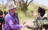 Keith Siegel, ancien otage du Hamas, au camp de réfugiés de Kakuma et dans les communautés environnantes du comté de Turkana, au Kenya. ( Crédit : Lameck Ododo/IsraAID)