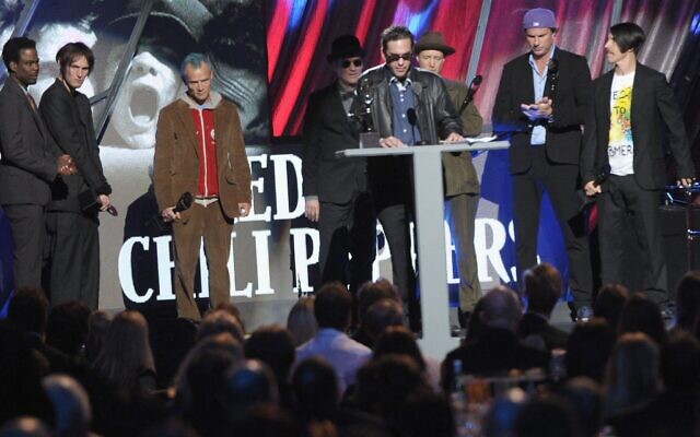 James Slovak recevant un prix au nom de son frère Hillel Slovak, membre des Red Hot Chili Peppers, lors de la 27ᵉ cérémonie annuelle d'intronisation, au Rock and Roll Hall of Fame, au Public Hall, à Cleveland, dans l'Ohio, le 14 avril 2012. (Crédit : Michael Loccisano/Getty Images/AFP)