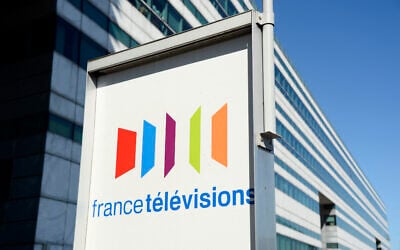 Une photo prise le 19 juillet 2016 à Paris montre la façade de France Télévisions et son logo. (Photo : BERTRAND GUAY / AFP)