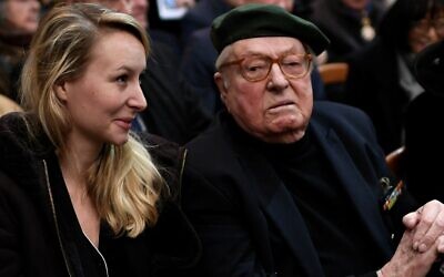 Jean-Marie Le Pen (à droite), fondateur du Front national (FN), parti d'extrême droite français, est assis aux côtés de sa petite-fille Marion Maréchal avant d'assister aux obsèques de Roger Holeindre, cofondateur du FN, le 6 février 2020 en l'église Saint-Roch à Paris. Roger Holeindre, ancien combattant de l'armée française et figure de l'extrême droite française d'après-guerre, est mort le 30 janvier 2020 à 90 ans. (Crédit : Stéphane de Sakutin / AFP)