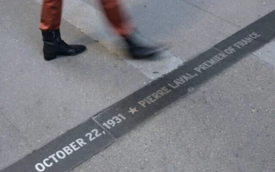 Une personne marche devant le mémorial dans le « Canyon des Héros » de l'ex-Premier ministre français de Vichy, Pierre Laval, à New York, le 27 janvier 2023. (ANGELA WEISS / AFP)
