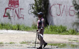 Les initiales du cartel de la drogue « Jalisco Nueva Generacion » (CJNG) taguées sur un mur à Lagos de Moreno, dans l'État de Jalisco, au Mexique, le 29 août 2023. Des empreintes de mains ensanglantées sur un mur témoignent de la barbarie qui s'est déroulée dans une maison où cinq jeunes Mexicains ont été torturés et vraisemblablement assassinés par des tueurs à gages du cartel de la drogue. Ces amis d'enfance âgés de 19 à 22 ans, qui ont disparu dans l'État occidental de Jalisco, ont rejoint les plus de 111 000 personnes portées disparues dans ce pays ravagé par la violence, laissant leurs familles craindre le pire. (Crédit : Ulises Ruiz/AFP)