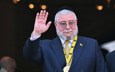 Le rabbin Pinchas Goldschmidt (à gauche) après avoir reçu le Prix international Charlemagne d'Aix-la-Chapelle 2024 (Karlspreis) le 9 mai 2024 à Aix-la-Chapelle, dans l'ouest de l'Allemagne. (Crédit : Ina Fassbender/AFP) Le rabbin Pinchas Goldschmidt (à gauche) après avoir reçu le Prix international Charlemagne d'Aix-la-Chapelle 2024 (Karlspreis) le 9 mai 2024 à Aix-la-Chapelle, dans l'ouest de l'Allemagne. (Crédit : Ina Fassbender/AFP)