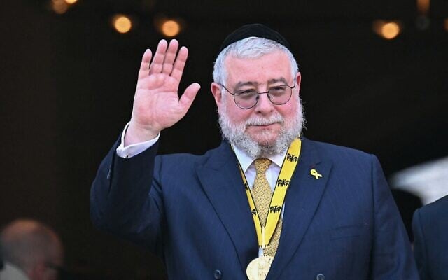 Le rabbin Pinchas Goldschmidt (à gauche) après avoir reçu le Prix international Charlemagne d'Aix-la-Chapelle 2024 (Karlspreis) le 9 mai 2024 à Aix-la-Chapelle, dans l'ouest de l'Allemagne. (Crédit : Ina Fassbender/AFP) Le rabbin Pinchas Goldschmidt (à gauche) après avoir reçu le Prix international Charlemagne d'Aix-la-Chapelle 2024 (Karlspreis) le 9 mai 2024 à Aix-la-Chapelle, dans l'ouest de l'Allemagne. (Crédit : Ina Fassbender/AFP)