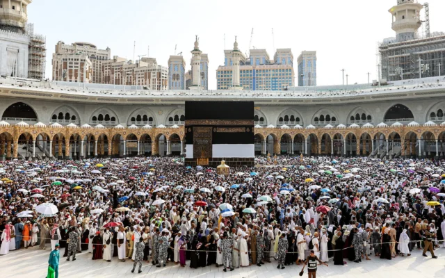 Des pèlerins musulmans effectuent la circumambulation d'adieu ou « tawaf », en tournant sept fois autour de la Kaaba, le sanctuaire le plus sacré de l'islam, à la Grande Mosquée de la ville sainte de La Mecque, le 18 juin 2024, à la fin du pèlerinage annuel du hadj. (Crédit: AFP)