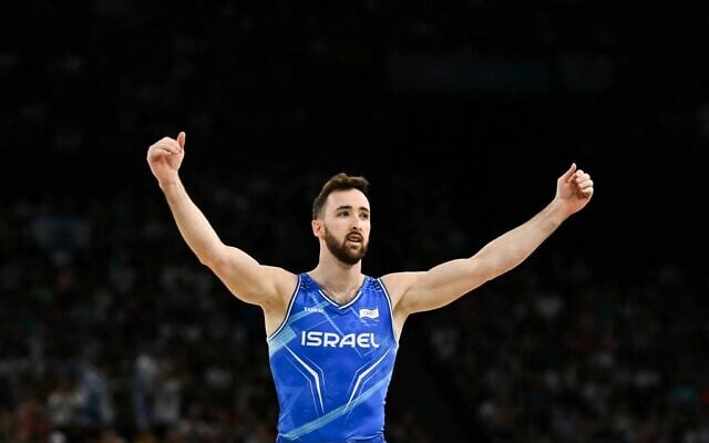 L'Israélien Artem Dolgopyat à l'issue de la finale du sol masculin de gymnastique artistique lors des Jeux Olympiques de Paris 2024 à la Bercy Arena de Paris, le 3 août 2024. (Crédit : Paul Ellis / AFP)