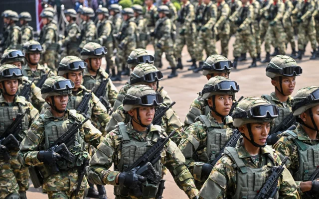 Illustration : Des soldats indonésiens assistant à une cérémonie de passation de pouvoir au ministère de la Défense, à Jakarta, le 22 octobre 2024. (Crédit : Juni Kriswanto/AFP)