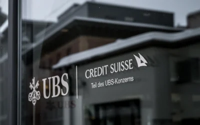 Une enseigne de Credit Suisse indiquant en allemand « membre du groupe UBS », affichée sur une succursale du géant bancaire suisse UBS, dans la station balnéaire de Saint-Moritz, le 20 décembre 2024. (Crédit : Fabrice Coffrini/AFP)