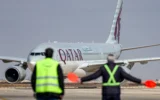 Un Airbus A330-202 de Qatar Airways transportant une délégation conduite par le ministre d’État Mohammed bin Abdulaziz al-Khulaifi roule sur le tarmac à son arrivée à l’aéroport international de Damas, le 23 décembre 2024. (Crédit : Omar Haj Kadour/AFP)