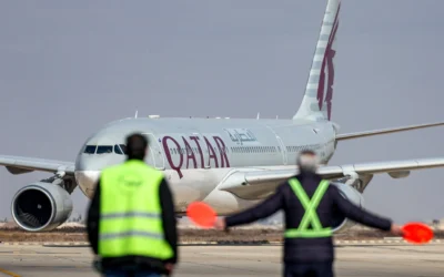 Un Airbus A330-202 de Qatar Airways transportant une délégation conduite par le ministre d’État Mohammed bin Abdulaziz al-Khulaifi roule sur le tarmac à son arrivée à l’aéroport international de Damas, le 23 décembre 2024. (Crédit : Omar Haj Kadour/AFP)
