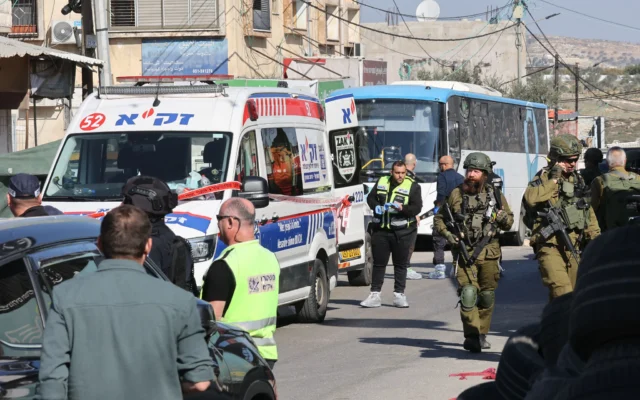 Le lieu de l'attaque terroriste meurtrière perpétrée le 6 janvier 2025 dans le village d'al-Funduq, en Cisjordanie. (Crédit : GIL COHEN-MAGEN / AFP)